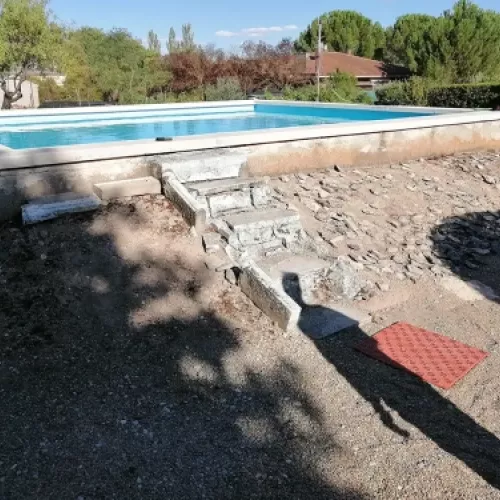 Antes   Escalera y solarium en piscina en Valladolid