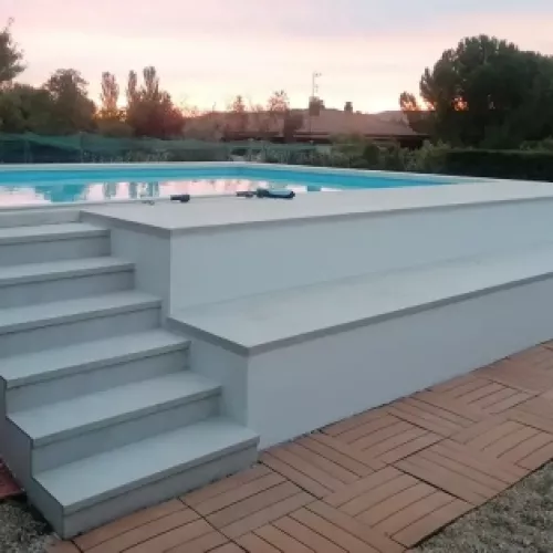 Después   Acceso con escalera y solarium en piscina