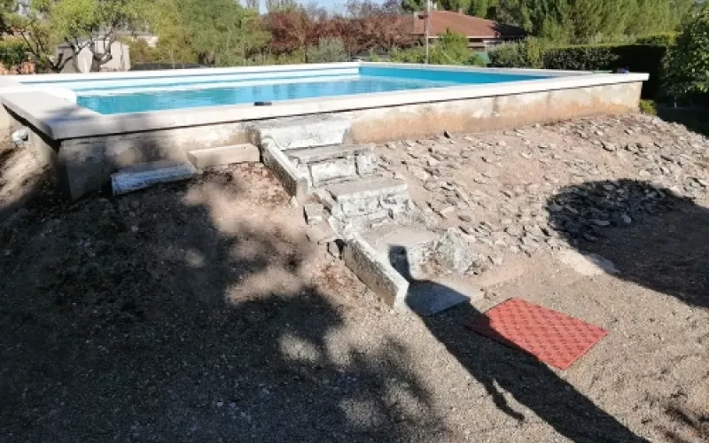 Antes   Escalera y solarium en piscina en Valladolid
