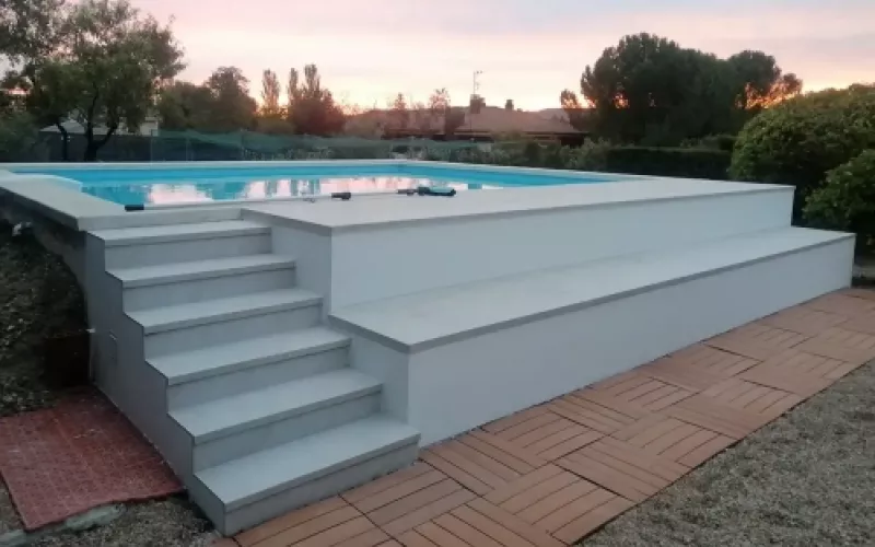 Después   Acceso con escalera y solarium en piscina
